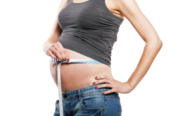 Беременная женщина измеряет живот, часть тела, уход за ребенком, животик си — стоковое фото