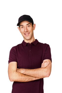 Mutlu genç kurye, kap ve polo gömlek, ayakta gülümseyen 