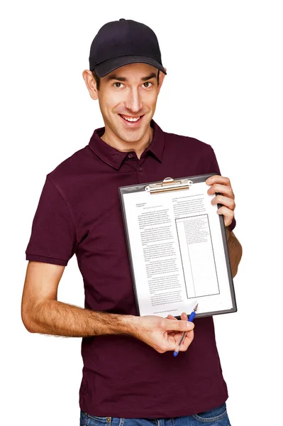 Sorrindo homem de entrega segurando prancheta no ponto de fundo branco — Fotografia de Stock