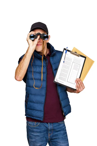 Entrega homem com correio e binóculos isolados sobre backgr branco — Fotografia de Stock