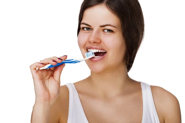Usmívající se mladá žena se zdravými zuby drží kartáček na zuby — Stock fotografie