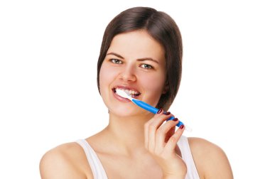 Sağlıklı diş fırçalama diş fırçası ile gülümseyen genç kadın