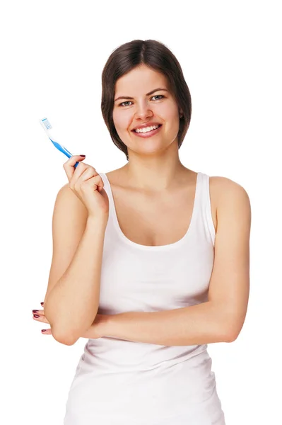 Lächelnde junge Frau mit gesunden Zähnen, die eine Zahnbürste hält — Stockfoto