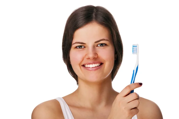 Γυναίκα με οδοντόβουρτσα χαμογελώντας, να απομονωθεί σε λευκό φόντο. — Φωτογραφία Αρχείου