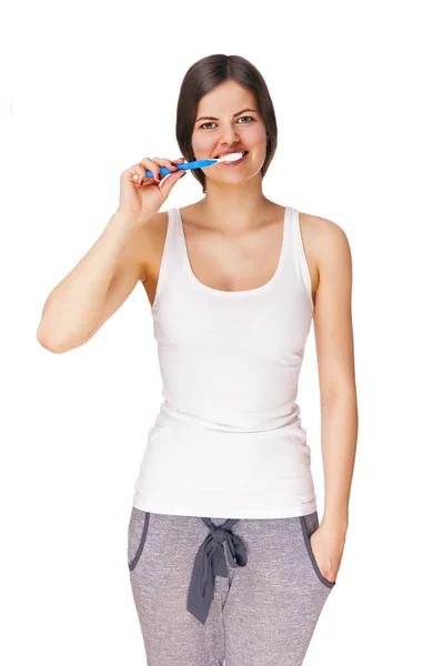 Красивая улыбающаяся женщина чистит зубы зубной щеткой — стоковое фото