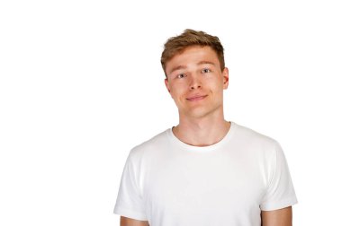 Beyaz arka plan üzerinde gülümseyen genç adam.