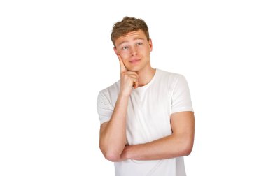 Gülümseyen ve beyaz arka plan üzerinde düşünme genç adam.