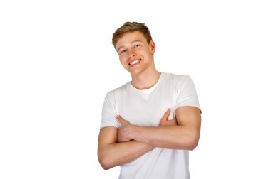 Beyaz arka plan üzerinde gülümseyen genç adam.