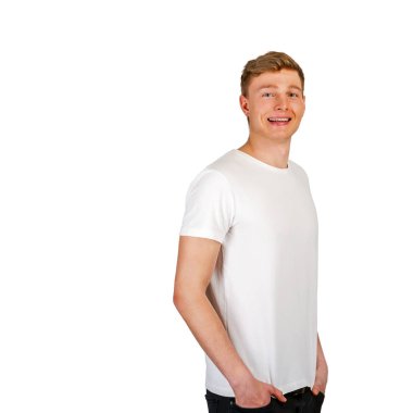 Beyaz arka plan üzerinde gülümseyen genç adam.