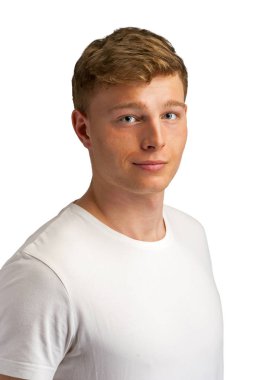 Beyaz arka plan üzerinde gülümseyen adam portresi.