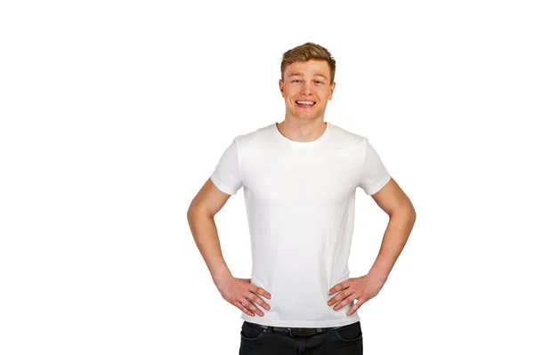 Jonge man die lacht op witte achtergrond. — Stockfoto