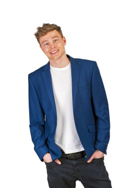 Beyaz arka plan üzerinde izole rahat elbiseli genç adam.