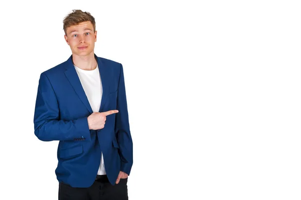 Hombre señalando a un lado sobre fondo blanco con chaqueta azul . —  Fotos de Stock