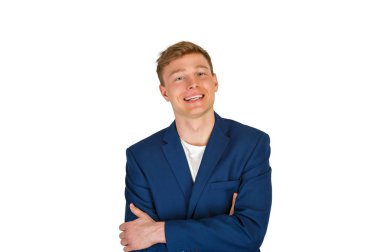 Beyaz arka plan üzerinde izole rahat elbiseli genç adam.