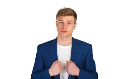 Beyaz arka plan üzerinde izole rahat elbiseli genç adam.