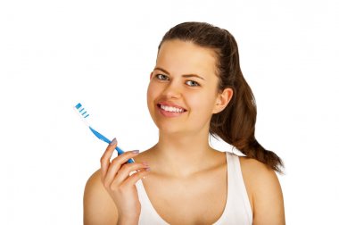 Beyaz arka plan üzerinde gülümseyen kadın diş fırçası ile