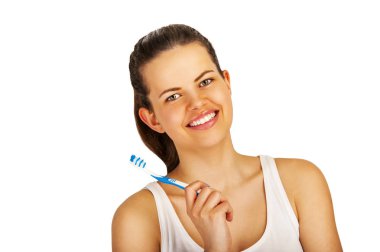 Beyaz arka plan üzerinde gülümseyen kadın diş fırçası ile