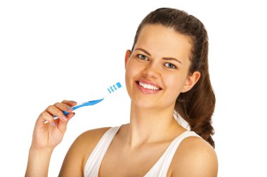 Genç kadın üzerinde beyaz backgrund diş fırçalama.