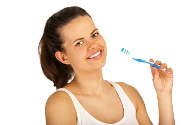 Genç kadın üzerinde beyaz backgrund diş fırçalama.