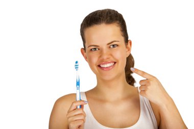 Kadın poiting dişler beyaz arka plan üzerinde diş fırçası ile.