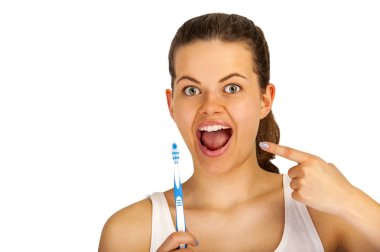 Kadın poiting dişler beyaz arka plan üzerinde diş fırçası ile.