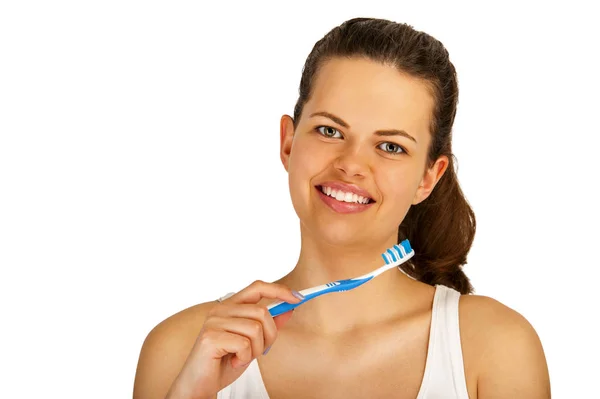 Jovem mulher escovando os dentes sobre fundo branco . — Fotografia de Stock