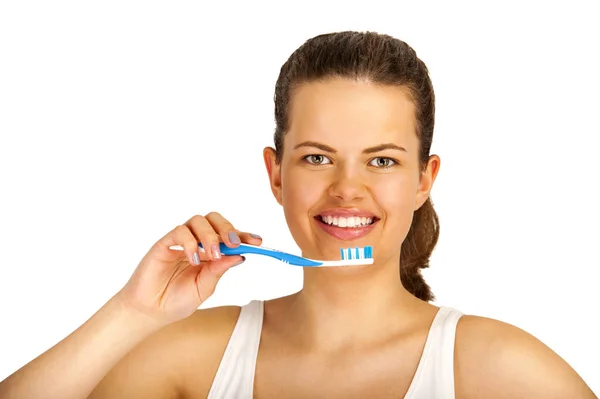 Jovem com escova de dentes isolada sobre fundo branco . — Fotografia de Stock