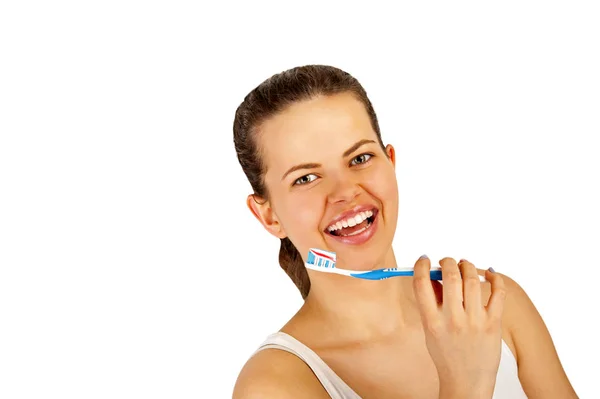 Jeune femme avec brosse à dents sur fond blanc . — Photo