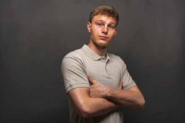 Camiseta de polo gris hombre sobre fondo negro con sonrisa —  Fotos de Stock