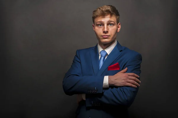 Empresario sobre bacground oscuro. Traje y corbata . — Foto de Stock