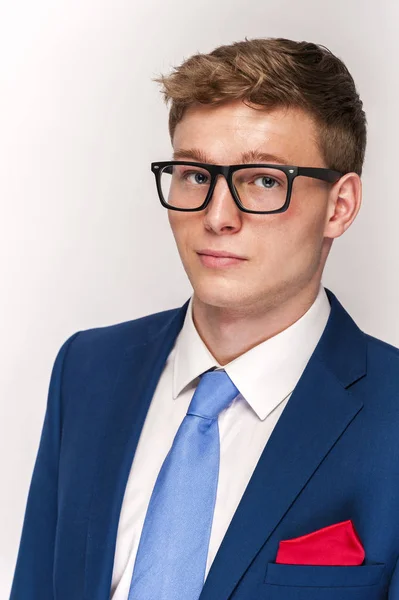 Hombre de negocios en traje azul sobre fondo blanco . —  Fotos de Stock