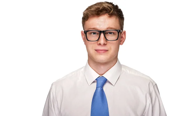 Homem de negócios sobre fundo branco, camisa e gravata sorrindo . — Fotografia de Stock