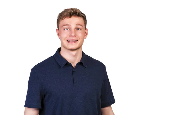 Homem em marinho polo t-shirt no fundo branco com sorriso . — Fotografia de Stock