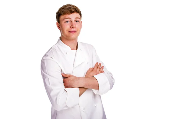 Chef con brazos cruzados, sonriente, aislado sobre fondo blanco — Foto de Stock