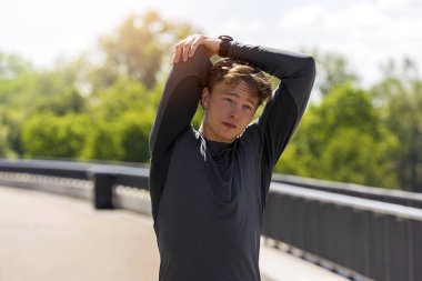 Erkek koşucu egzersiz hazırlanıyor