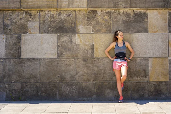 Jeune femme souriante se reposant après un entraînement de fitness actif — Photo