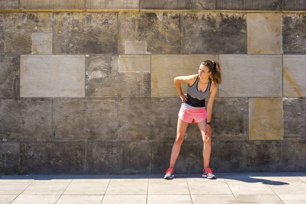 Mladý, usměvavý, Žena odpočívá po aktivní fitness trénink — Stock fotografie