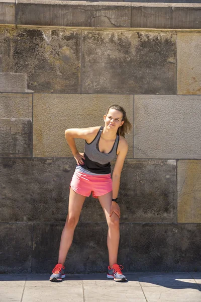Jeune femme souriante se reposant après un entraînement de fitness actif — Photo