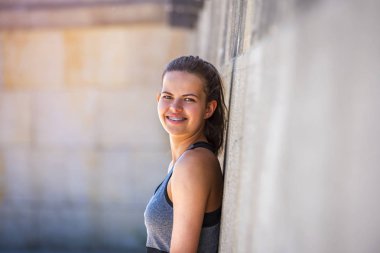 Genç kadın bir aktif fitness eğitim wh sonra dinlenme gülümseyen