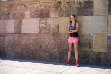 Genç kadın bir aktif fitness eğitim wh sonra dinlenme gülümseyen