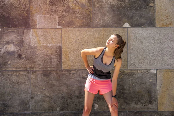 Mladý, usměvavý, Žena odpočívá po aktivní fitness trénink — Stock fotografie