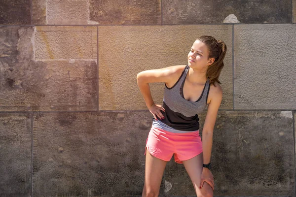 Jeune femme souriante se reposant après un entraînement de fitness actif — Photo