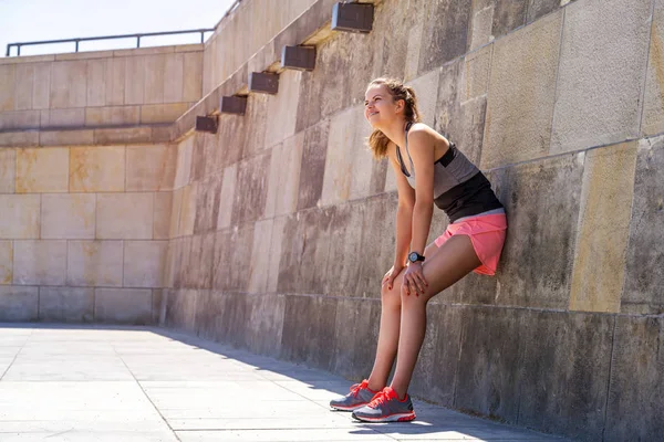 Jeune femme souriante se reposant après un entraînement de fitness actif wh — Photo