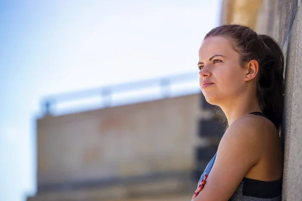 Jovem sorridente fêmea descansando depois de um treinamento de fitness ativo wh — Fotografia de Stock