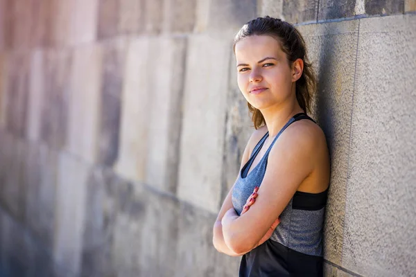 Jeune femme souriante se reposant après un entraînement de fitness actif wh — Photo