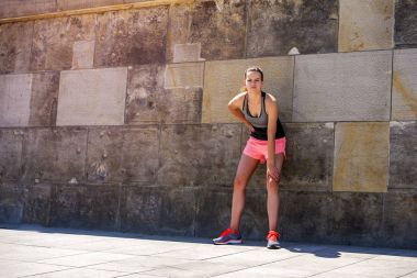 Genç kadın bir aktif fitness eğitim wh sonra dinlenme gülümseyen