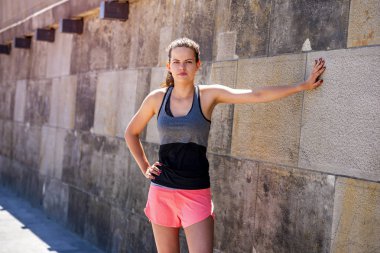 Genç kadın bir aktif fitness eğitim wh sonra dinlenme gülümseyen