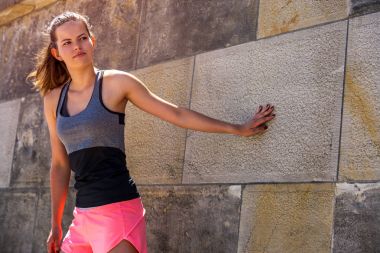 Genç kadın bir aktif fitness eğitim wh sonra dinlenme gülümseyen