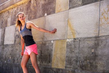 Genç kadın bir aktif fitness eğitim wh sonra dinlenme gülümseyen