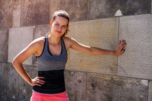 Jovem sorridente fêmea descansando depois de um treinamento de fitness ativo wh — Fotografia de Stock